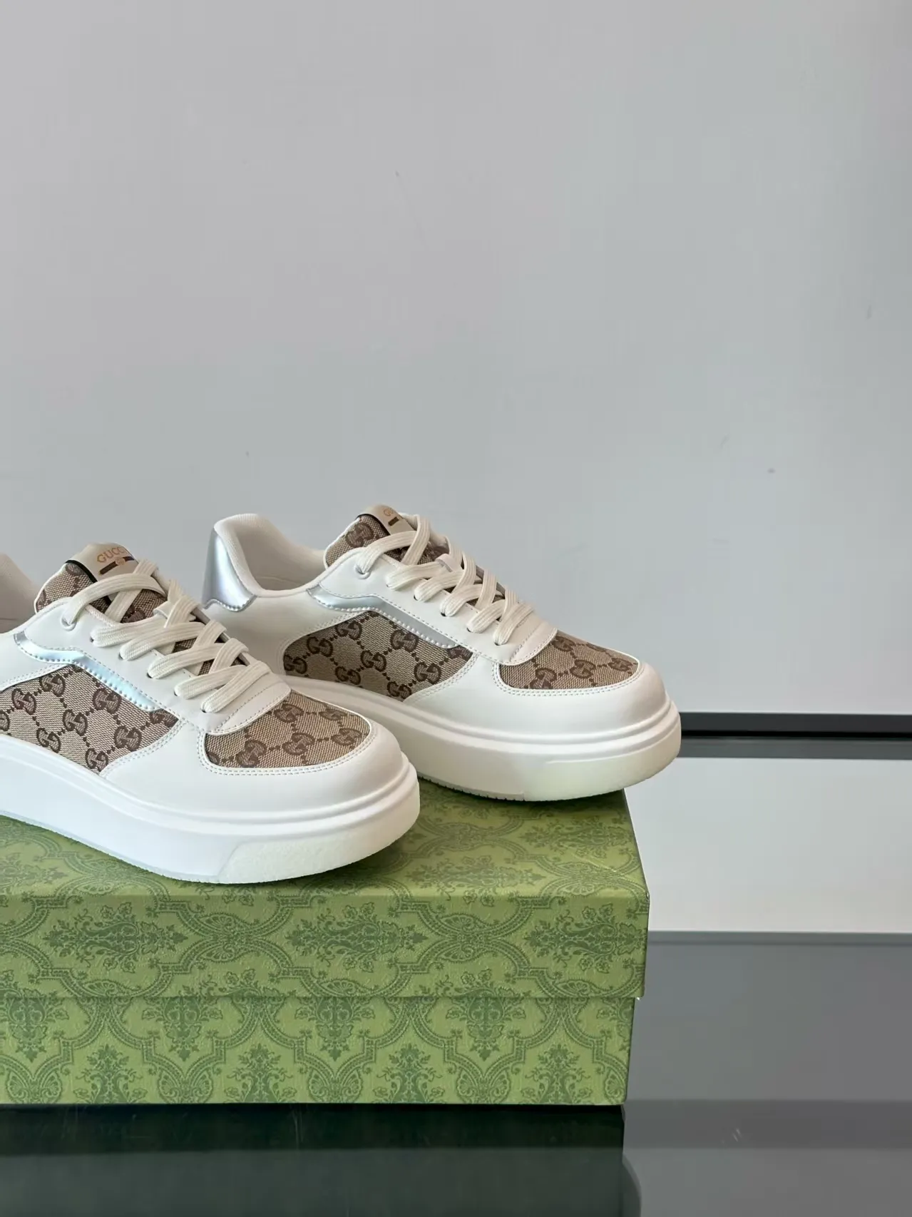 P460. New men's shoes GUCCI [Lightning] latest shoes shipped. Original quality, fashionable, special materials, sheepskin lining, new packaging. The foot feels super comfortable and the workmanship is impeccable. Size: 38-45, white lining. No. 058